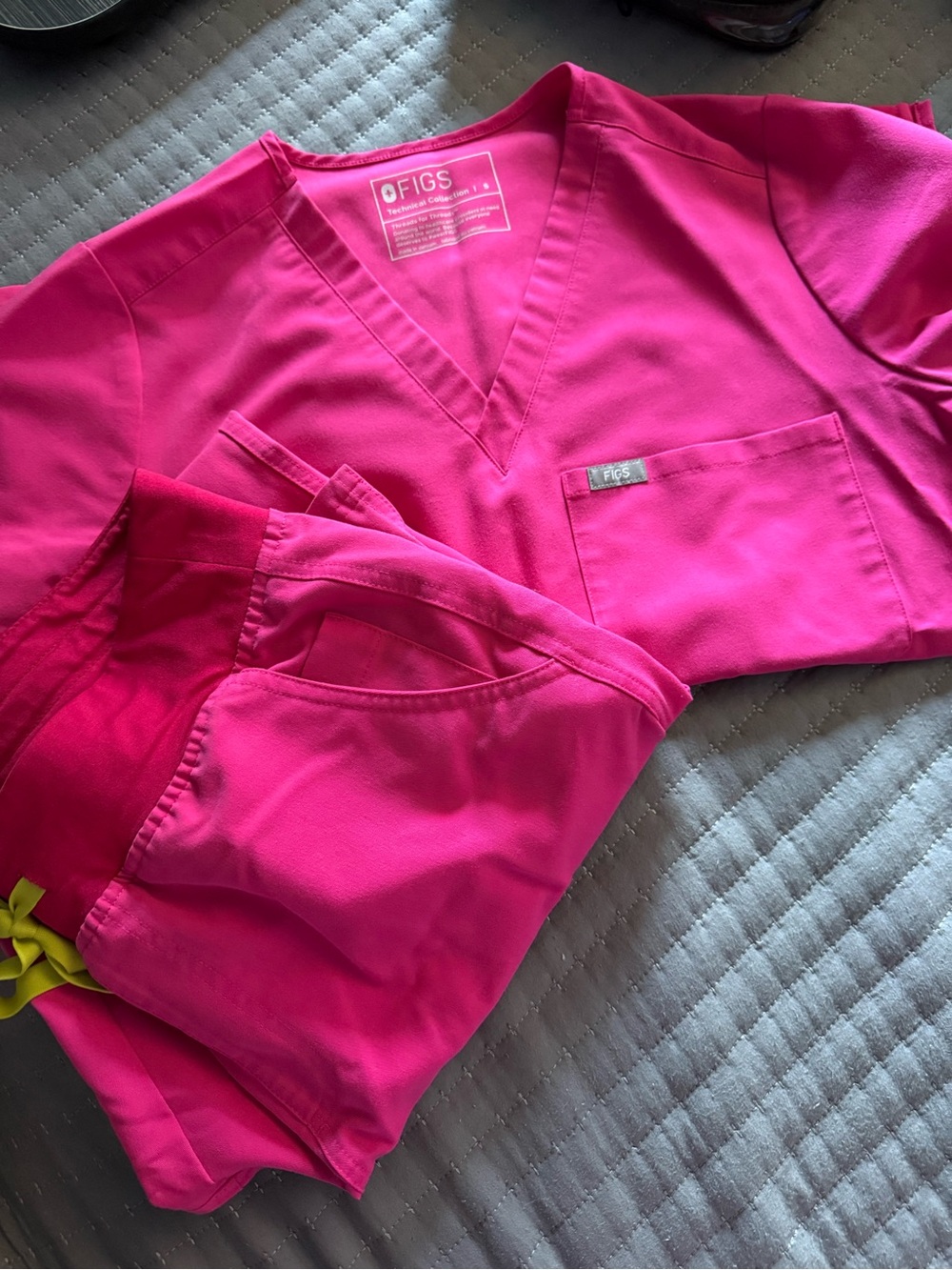 FIGS Hot Pink Scrub Set 💗 | Small Top & Medium Regular Pants
